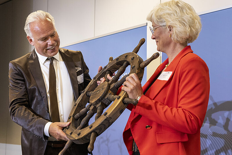 Hermann Albers übergibt das Steuer an Bärbel Heidebroek Hermann Albers übergibt das Steuer an Bärbel Heidebroek