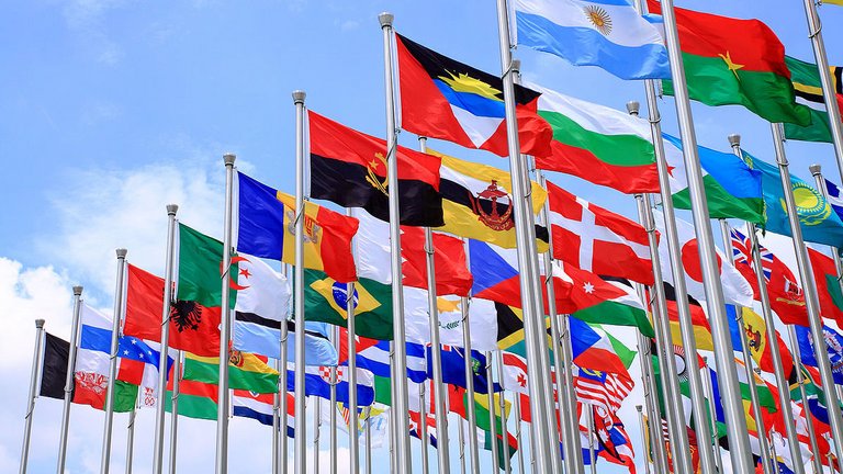 Viele Nationalflaggen werden gesammelt dargestellt..