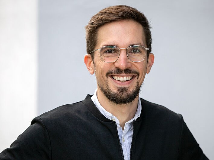 Portraitfoto von Till Schröder