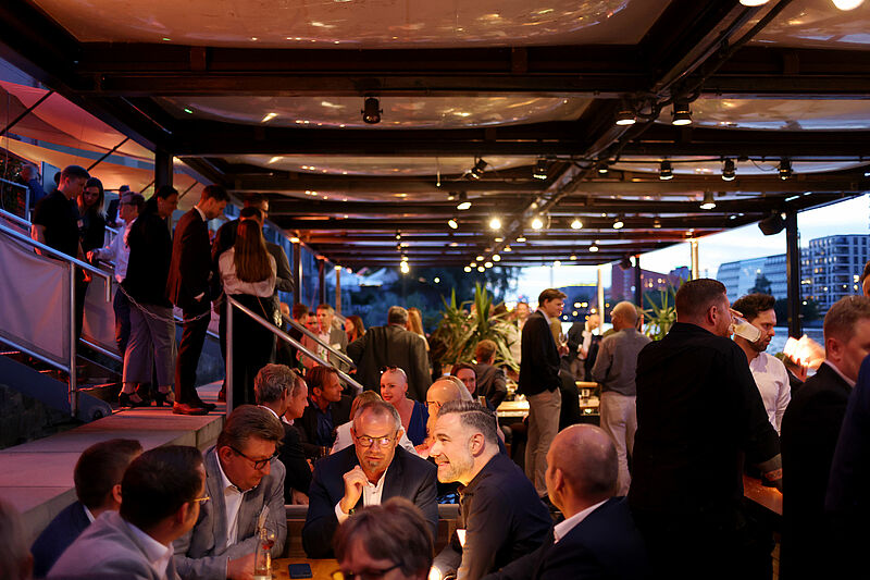 Gäste auf dem BEE Sommerfest im Spindler&Klatt an der Spree, © BEE/Liesa Johanssen Gäste auf dem BEE Sommerfest im Spindler&Klatt an der Spree, © BEE/Liesa Johanssen