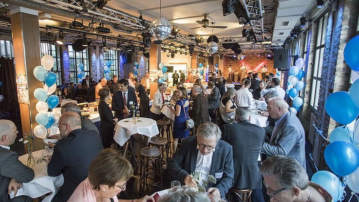 Bild von der Menschenmenge innerhalb einer Localität bei der 20 Jahrefeier