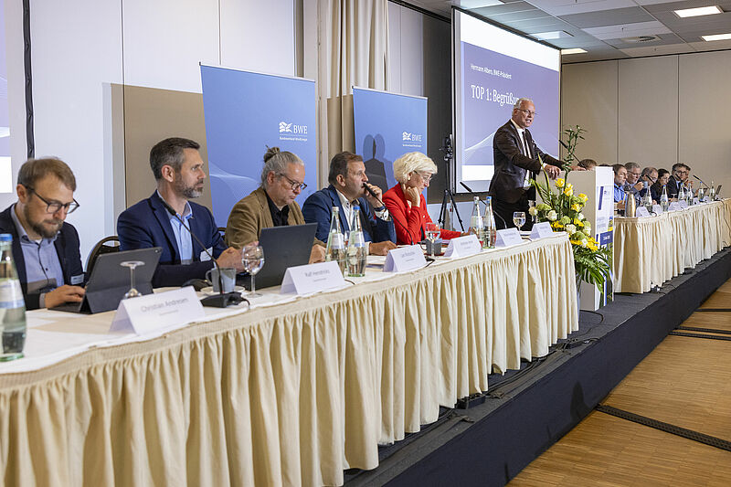 Hermman Albers eröffnet die Delegiertenversammlung Hermman Albers eröffnet die Delegiertenversammlung