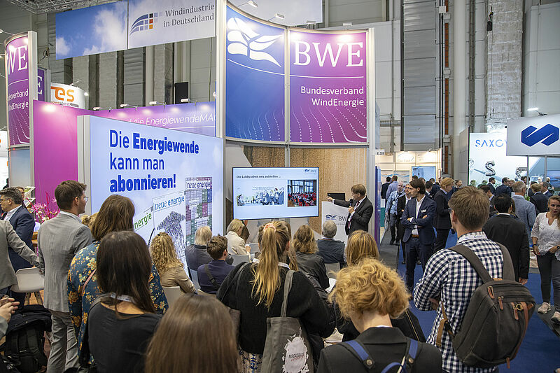 WindEnergy Hamburg 2022, Expertengespräch mit Wolfram Axthelm, © BWE/Tim Riediger