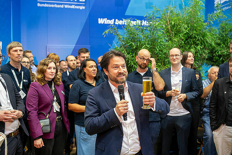 Björn Spiegel eröffnet die BWE-Standparty Björn Spiegel eröffnet die BWE-Standparty