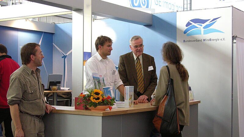 Messestand des BWE bei dem ein Gespräch geführt wird
