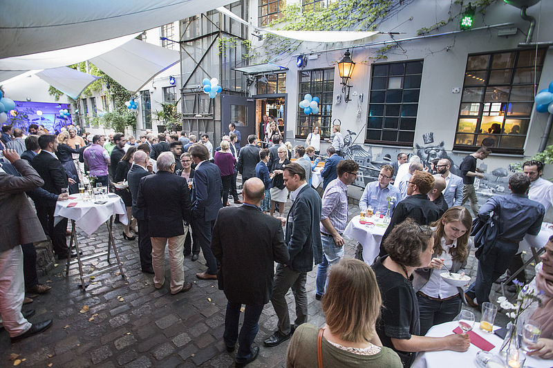 Gäste der BWE-Jubiläumsfeier im Innenhof der Kalkscheune, © BWE/Silke Reents Gäste der BWE-Jubiläumsfeier im Innenhof der Kalkscheune, © BWE/Silke Reents