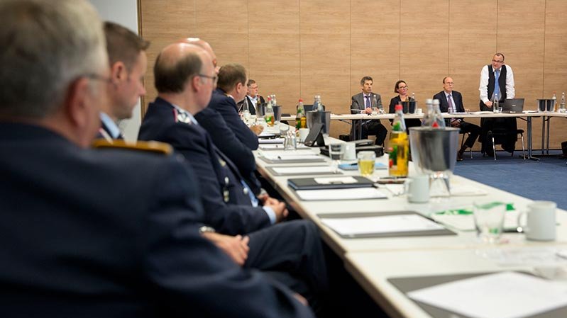 Foto von einer Konferenz mit mehreren beteiligten Menschen.