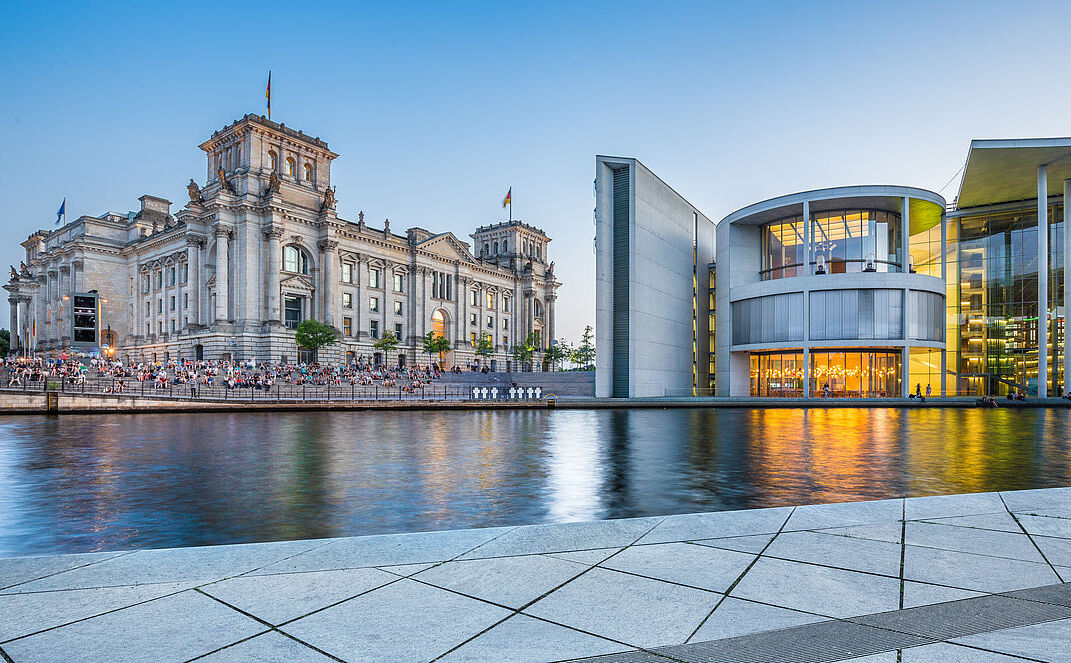Panoramablick auf das Regierungsviertel mit dem berühmten Reichstagsgebäude und dem Paul-Löbe-Haus (Deutscher Bundestag) in der Abenddämmerung, Berlin, Deutschland