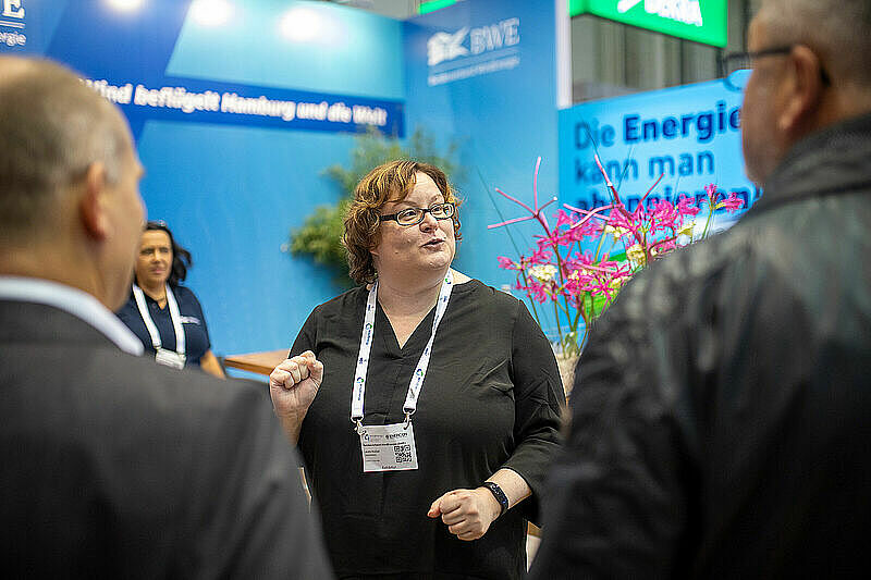 Laura Kölbel begrüßt Neumitglieder am BWE-Messestand Laura Kölbel begrüßt Neumitglieder am BWE-Messestand