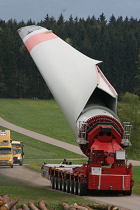 Transport eines Rotorblattes auf einen Bergstandort in Baden-Württemberg 