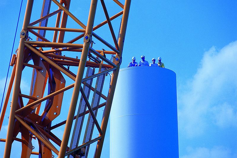 Montage von Turmteilen © REpower Systems AG / Ralf Grömminger