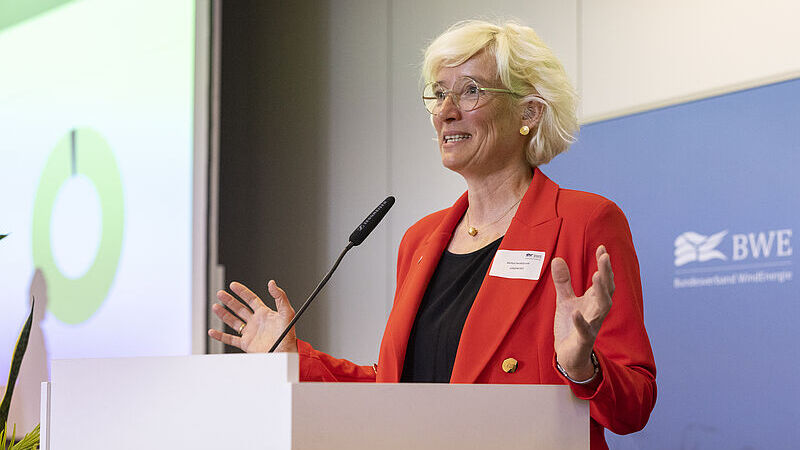 Bärbel Heidebroek bei einer Rede