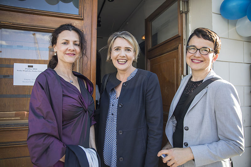 Gäste der Jubiläumsfeier: Elke Hanel, Dr. Simone Peter und Dr. Ruth Brand-Schock Gäste der Jubiläumsfeier: Elke Hanel, Dr. Simone Peter und Dr. Ruth Brand-Schock