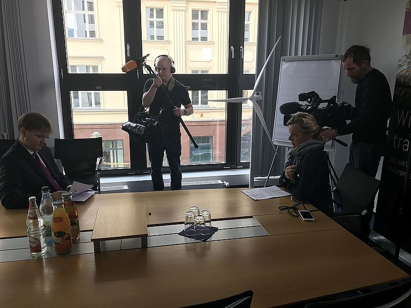 ZDF-Interview: Sicherheit von Windenergieanlagen, links: Wolfram AxthelmZDF-Interview: Sicherheit von Windenergieanlagen, links: Wolfram Axthelm