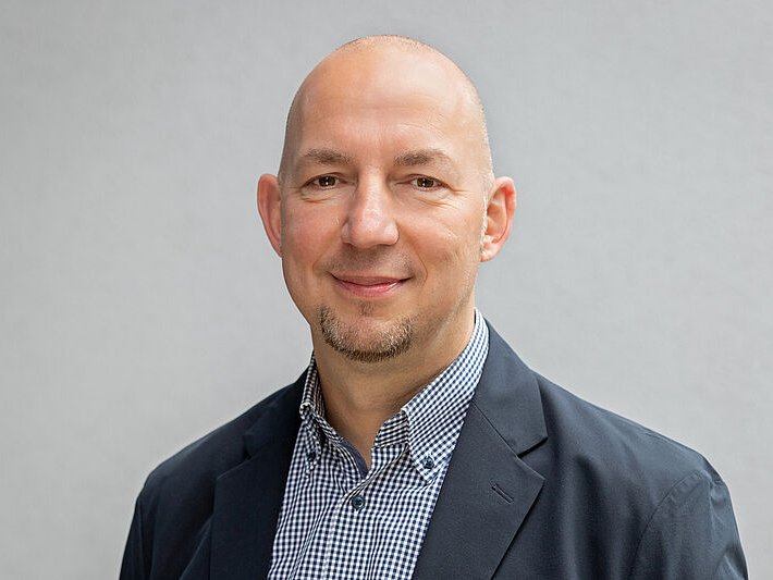 Portraitfoto von Karsten Steinbock