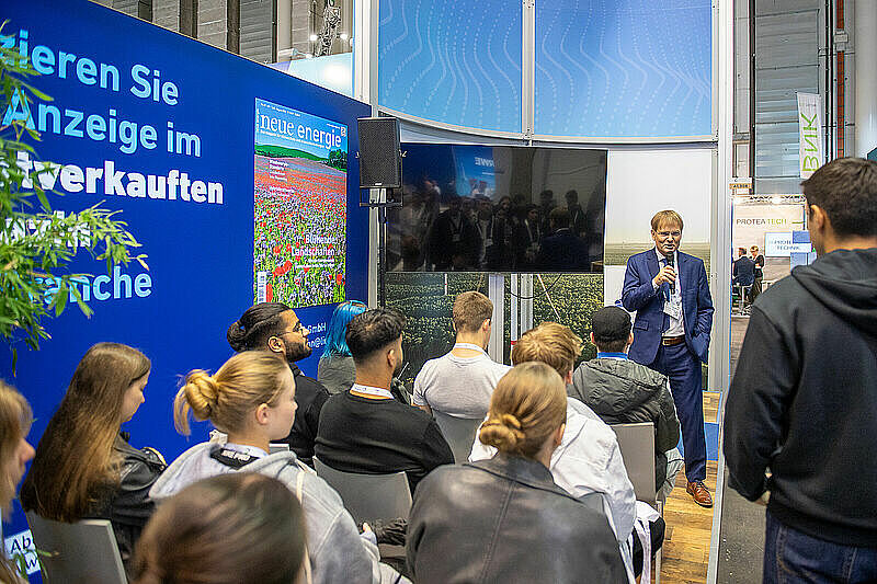Wolfram Axthelm beim Expertenvortrag am BWE-Messestand Wolfram Axthelm beim Expertenvortrag am BWE-Messestand