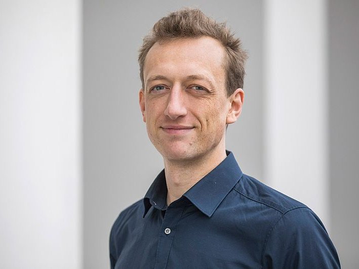 Portraitfoto von Lukas Schnürpel