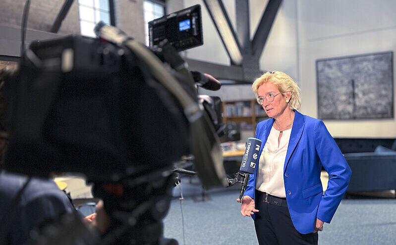 2025 Bärbel Heidebroek im Interviewvor einer Kamera