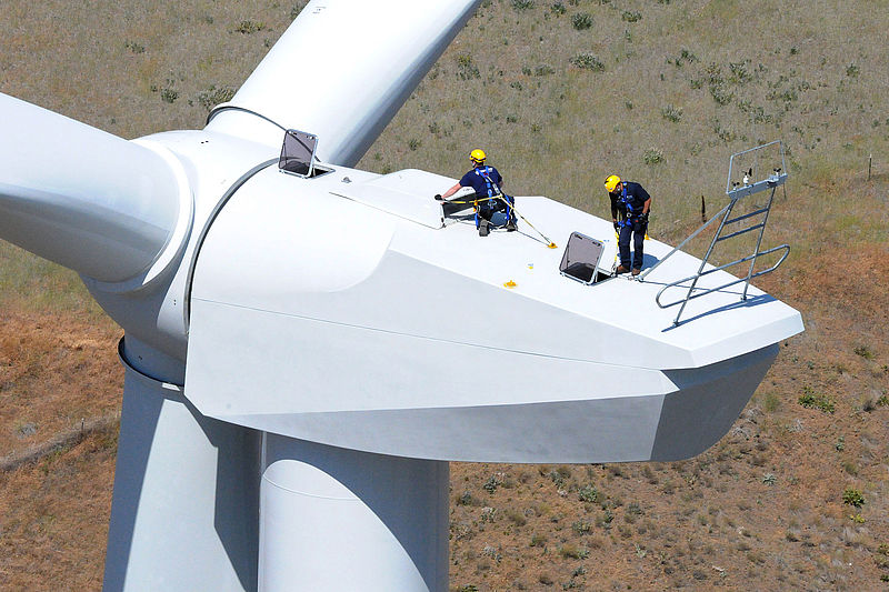 Servicearbeiten auf der Gondel einer Windenergieanlage © REpower Systems AG