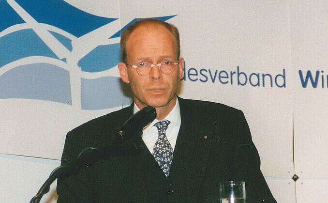 Jann Berghaus hält eine Rede auf der BWE Mitglieder Versammlung 1999