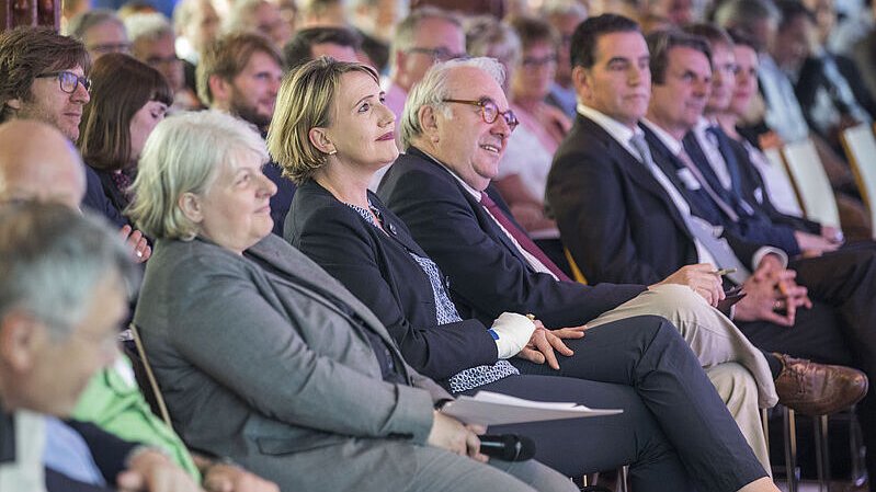 Momentaufnahme in die Menschenmenge bei einem Vortrag