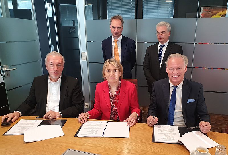 Reinhard Müller (Vorsitzender der EUREF AG), BEE-Präsidentin Simone Peter und BWE-Präsident Herrmann Albers (sitzend v.l.n.r.), Carsten Körnig (BSW) und Claudio Da Costa Gomez (FV Biogas) (stehend v.l.n.r) bei der Vertragsunterzeichnung.