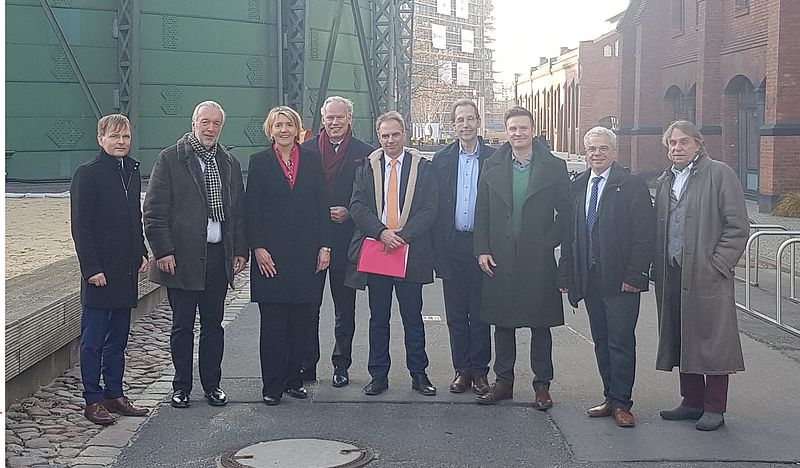 Auf dem EUREF-Campus: Wolfram Axthelm (BWE, BEE), Reinhard Müller, Simone Peter, Hermann Albers (BWE), Carsten Körnig (BV Solarwirtschaft), Stefan Kohler (EUREF AG), Matthias Held (FV Holzenergie), Claudio da Costa Gomez (FV Biogas, BEE), Thomic Ruschmeyer (BSM) (v.l.n.r.)