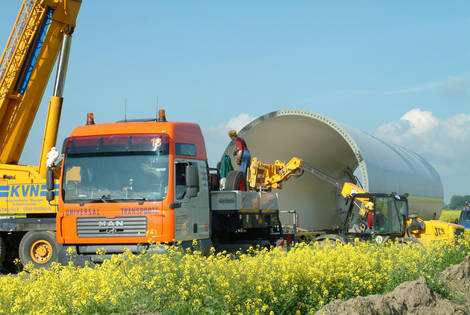 Trumtransport im Rapsfeld