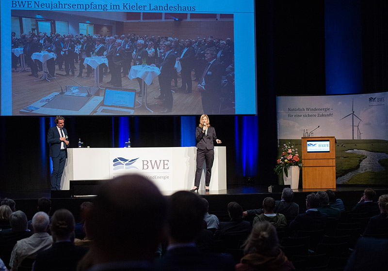 Carlo Reeker, BWE Geschäftsführer und Jana Lüth, BWE SH, informieren beim 4. BWE Windbranchentag Schleswig-Holstein über die Arbeit des BWE in Berlin und Schleswig-Holstein.