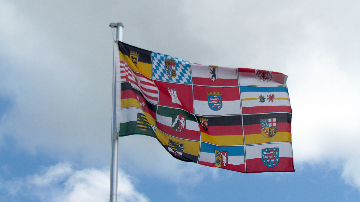 Eine Flagge mit den Landesflaggen von Deutschland