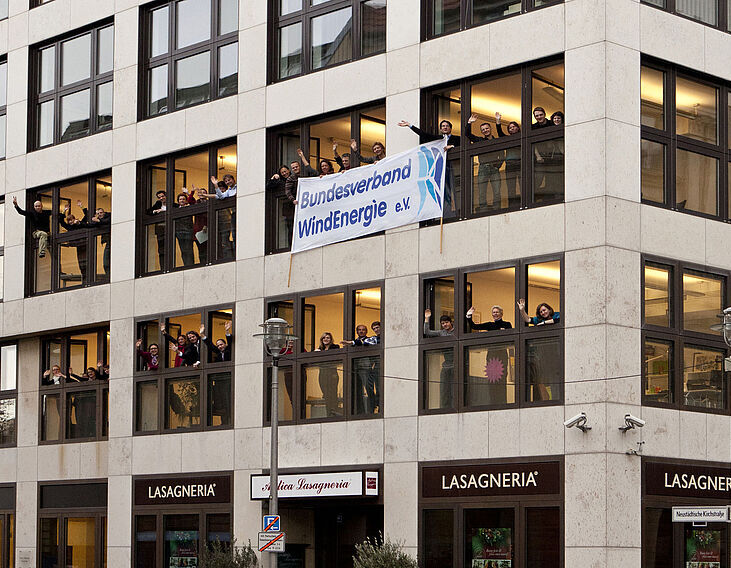 Gruppenbild von winkenden Menschen die aus Fenstern schauen vom Dezember 2011 BWE-Geschäftsstelle Berlin Neustädtische Kirchstraße