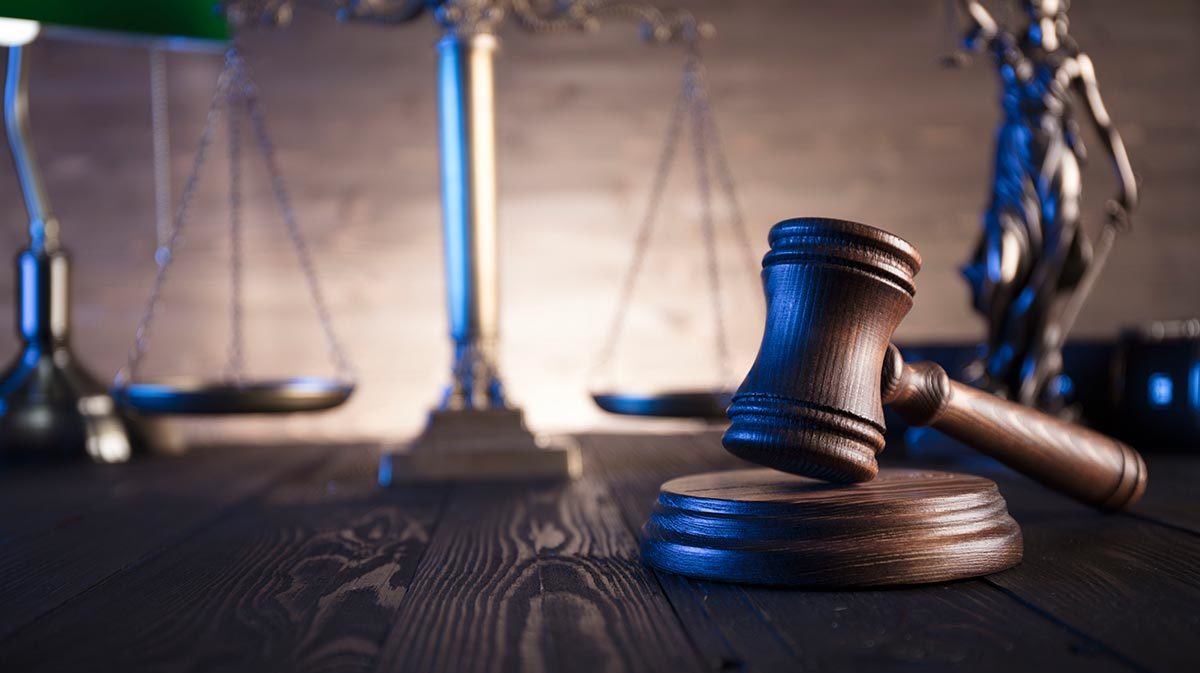 Symbolbild mit Justitia und einen Richterhammer