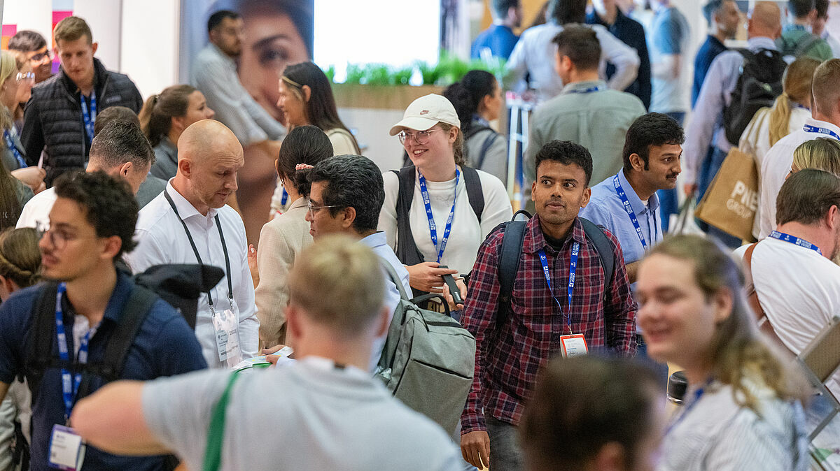 Viele Menschen sind zu sehen, sie wurden bei einer Messe fotografiert